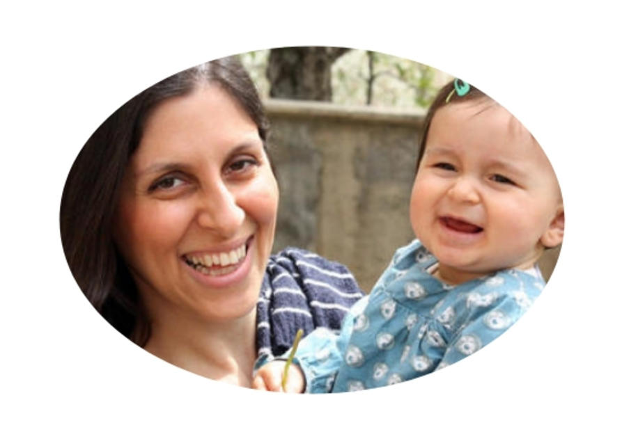 Nanazin smiler til kamera sammen med datteren, Gabriella.