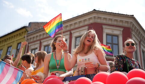 Folk på flåte i Pride-toget i Oslo.