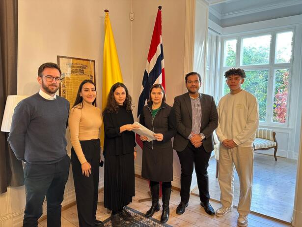 Leidy Cadena, sammen med Amnesty International ved den colombianske ambassaden